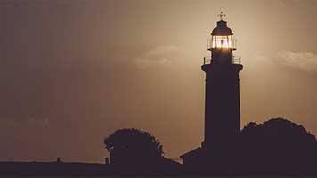 Leuchtturm als Symbol für Seebestattung