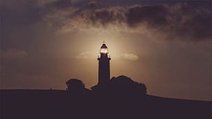 Leuchtturm als Symbol für den Ablauf und die Organisation einer Seebestattung