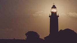 Leuchtturm als Symbol für Seebestattung Ablauf